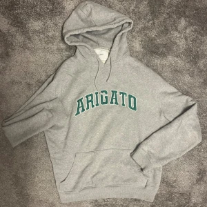 Arigato Hoodie - Hoodie från Arigato i suveränt skick säljes nu! Storlek M men passar även S! Bara att höra av er vid minsta fundering!