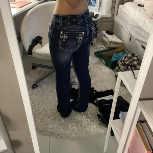 Miss Me bootcut jeans med detaljer - Säljer mina mörkblå Miss Me jeans som är bootcut och låg midja. De har alla knappar där bak kvar och inga defekter💗köpta för 1 200
