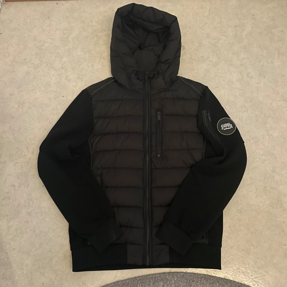 Svart pufferjacka Supply & Demand - 4