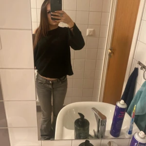 Grå utsvängda jeans  - Säljer ett par grå jeans från Gina tricot💕