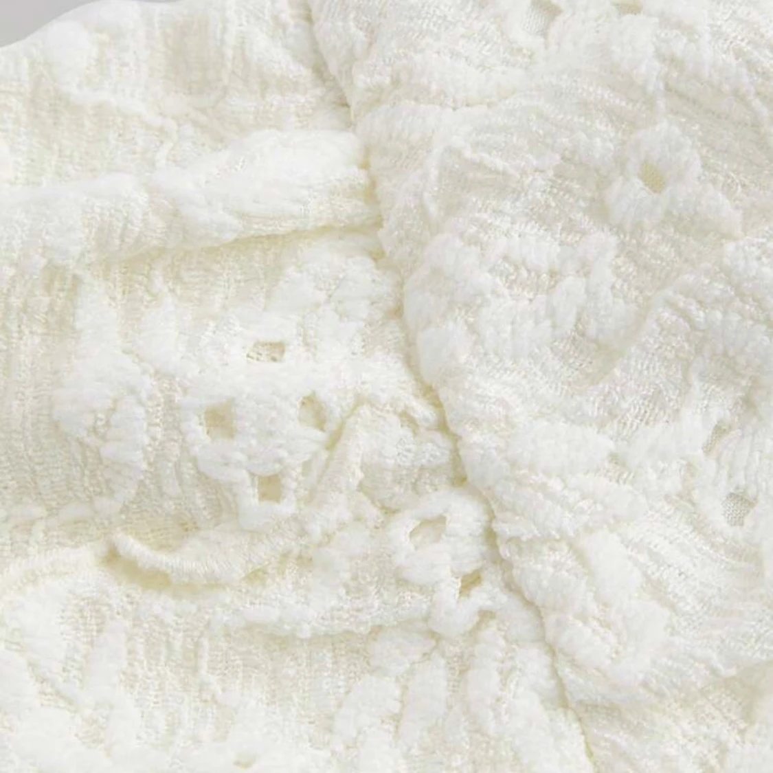 Vit spetsig croppad linnetopp som ch en kjol  - 3