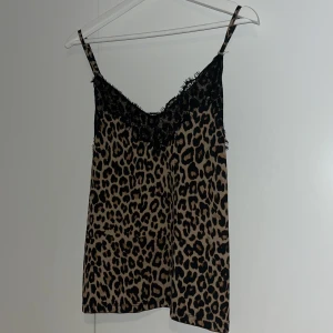Leopardmönstrat linne  - Leopardmönstrat linne med spets upptill. Skönt och luftigt material. Säljer då den inte kommer att till användning 💗strl XS men skulle även säga att den passar dig som brukar bära strl S