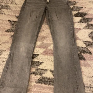 Gråa bootcut jeans från Gina Tricot - Snygga bootcut jeans från Gina young som är slutsålda på hemsidan💕 