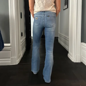 Midwaist jeans från Lois  - Säljer dessa supersnygga midwaist jeans från Louis! Storlekslapp saknas, uppskattad storlek- 34/36, i och med att de är ganska stretchiga. Midjemått: 34cm. Innerbenslängd: 76cm. Ytterbenslängd: 105cm. Använd fåtal gånger, så väldigt bra skick! Modellen på bilden: 172cm, med långa ben. 