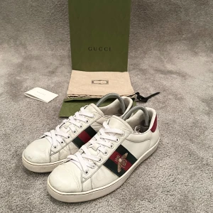 Gucci ace skor - Tjena, säljer nu dessa riktigt snygga Gucci ace skorna i storlek 41! Skicket är 8/10 och nypris på dessa ligger på ungefär 9000kr! Vid minsta lilla fundering så är det bara att höra av sig