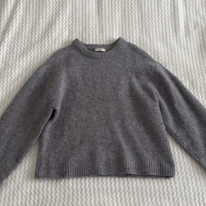 Grå stickad tröja från Gina  - Mysig grå stickad tröja från Gina Tricot med rund hals. Normal passform och inte använd mycket alls 