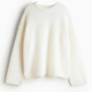 Vit stickad mohair tröja ifrån HM - Supermjuk och fluffig vit stickad tröja med rund hals och långa ärmar i mohair. Perfekt för kyliga dagar när du vill ha något riktigt mysigt och stilrent. Enkel att matcha med jeans eller kjol för en clean look.  I storlek XS men passar också en S. Inköpt förra året, men har aldrig kommit till användning. Som ny!!💞💞