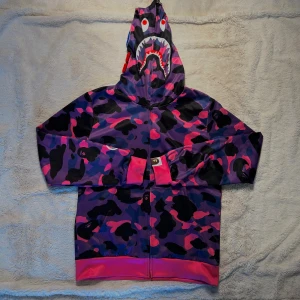 BAPE Shark Hoodie camo - Säljer en ikonisk BAPE Shark Hoodie i camo i storlek M  ✅skriv för frågor, mått eller mer bilder ✅