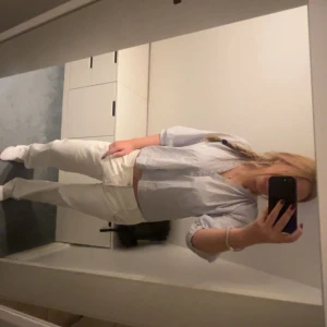 Vita  jeans från Replay - Säljer ett par vita jeans från Replay som har raka ben. Byxorna har normal passform så sjukt snygga !!. Snygga detaljer med Replay-logga på bakfickan och patch vid linningen. Super trendiga o så snygga !! Skriv vid frågor priset kan diskuteras ❤️❤️