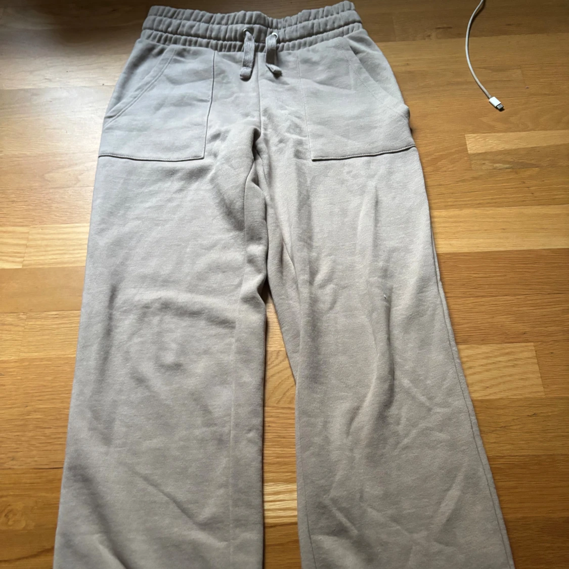 Beige mjukisbyxor med raka ben