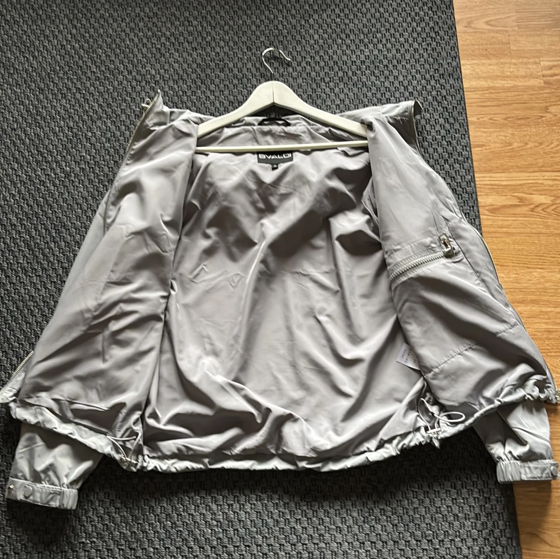 Ljusgrå vindjacka från Bvaldi, M - 4