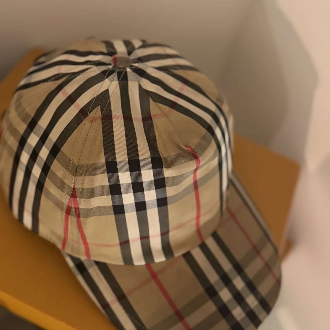 Burberry rutig keps i beige och svart - 3