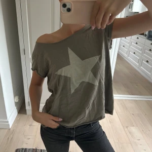 Beige t-shirt med stjärna från Flash Woman - Snygg beige t-shirt från Flash Woman med stor vit stjärna framtill!!
