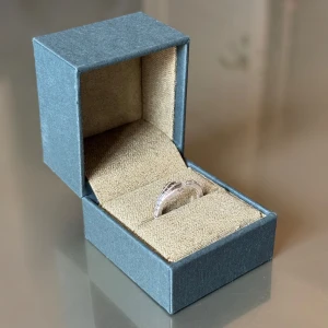 Maria Nilsdotter Claw ring - Säljer denna ”Claw Nouvelle Ring” från Maria Nilsdotter. Storlek (diameter): 16 mm. Material: 925 Sterling Silver. Nypris: 2295 kr. Ask medföljer.