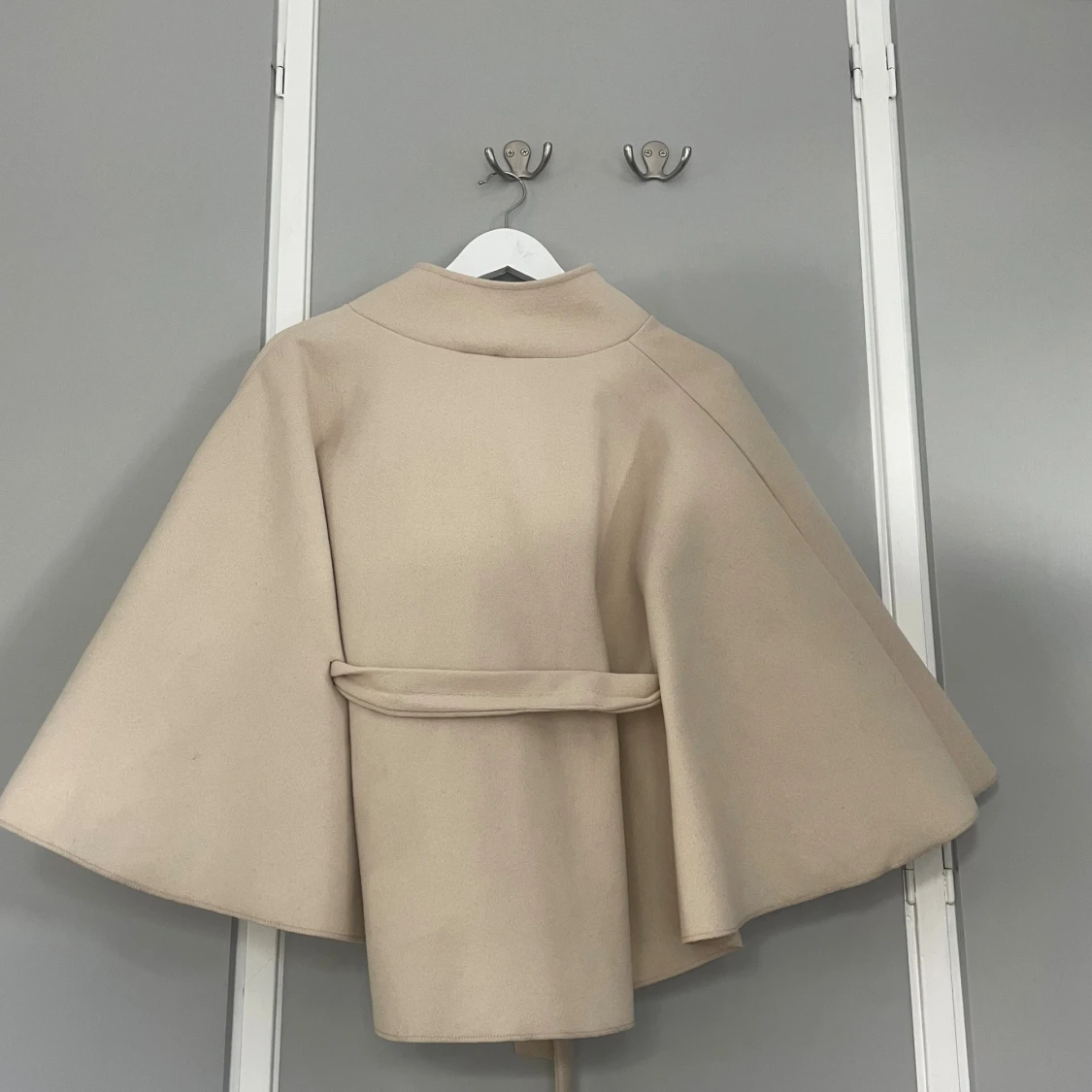 Beige cape-kappa från Missay - 3