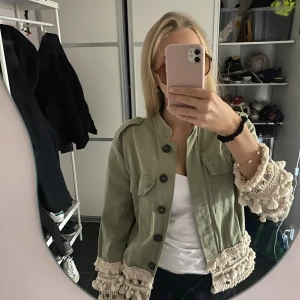 Grön Zara jacka - Snygg trendig jacka ifrån Zara i super bra skick!