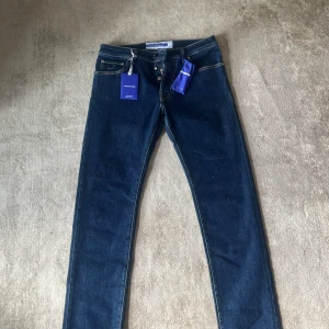 Jacob Cohën jeans - Hej! Säljer dessa extremt snygga Jacob Cohen jeans! Magiska detaljer på byxorna som guldknappar,scarfen och den fantastiska back patchen! Dem har aldrig använts så skicket är 10/10. Köptes på nääs fabrik för 4995kr. Storleks mässigt är det ett par 33, men passar även mindre. Kontakt vid frågor och våga skicka prisförslag!