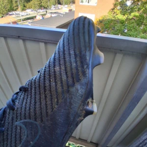 Nike Mercurial Vapor 16 Elite  - Säljer ett par svarta Nike fotbollsskor i storlek 42,5 med skopåse. Använda men bra skick. Trådarna har gått ut lite men går andå att använda.