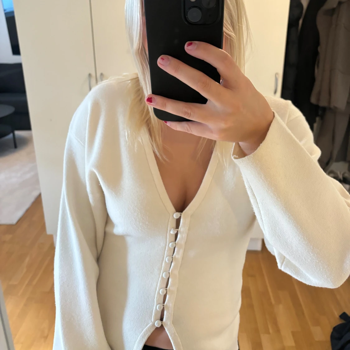 Krämvit kofta med pärlknappar - 2