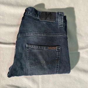 Nudie Jeans  - Tjena! Säljer nu ett par Nudie jeans i storlek w28! Dom är i ett bra skick 8/10, inga större defekter! Om ni undrar något är det bara att höra av sig!😀