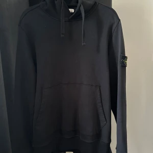Svart hoodie från Stone Island - Svart hoodie från Stone Island. Skick 8/10. Skriv vid frågor 