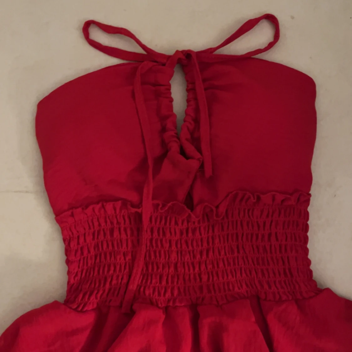 Röd volangklänning med halterneck - 3