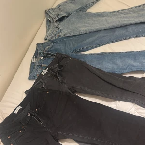 Tre par jeans i svart och blå denim - Säljer tre par jeans i olika tvättar: ett par ljusblå, ett par mellanblå och ett par svarta. Alla har klassisk femficksdesign, dragkedja och knapp. Jeansen är raka eller smala i modellen och tillverkade i bomullsdenim. Perfekta för dig som gillar stilrena och enkla jeans. 500kr för alla