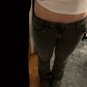 Svarta bootcut jeans  - Säljer ett par svarta jeans från Divided i bootcut-modell med snygga kontrastsömmar på bakfickorna. Väldigt snygga inför hösten/vintern. Pris kan diskuteras 