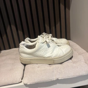 Vita Eytys sneakers  - Fin vita eytys, kommer ej till användning, ganska använda med några defekter☺️