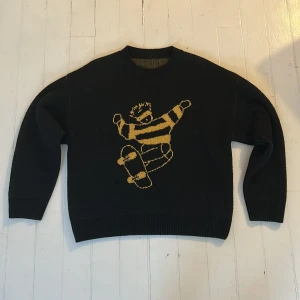 Stickad tröja från Polar skate co. - Säljer nu denna stickade tröja från polar skate co. I bra skick. Tröjan har används ett flertal gånger men är fortfarande i bra skick! Vid frågor är det bara att meddela! Pris kan diskuteras😊