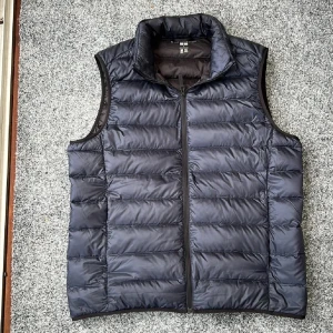 Uniqlo väst - Säljer denna sjukt snygga uniqlo väst perfekt för höst! Size S! Skick: 9/10! Hör av dig vid intresse 🤩