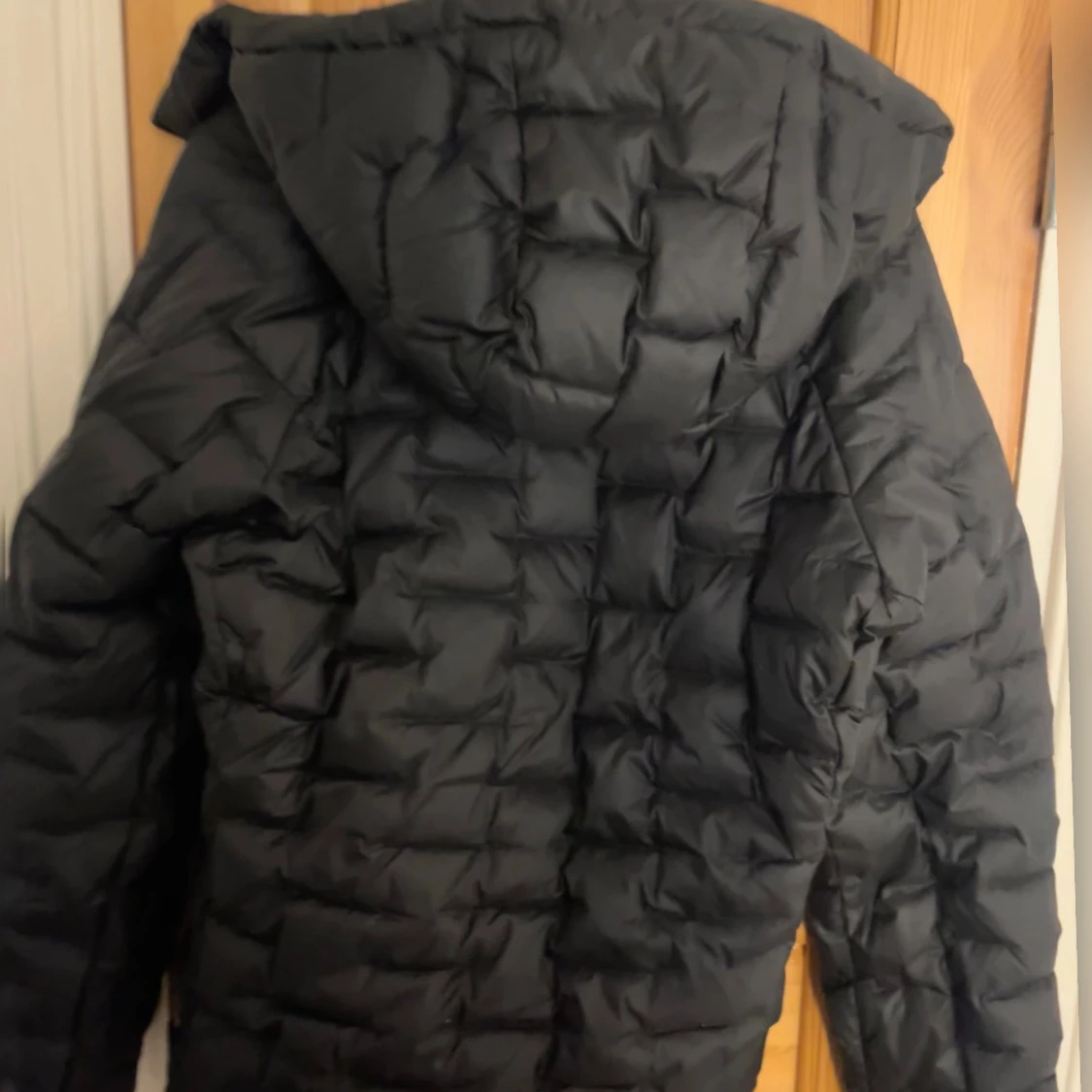 Svart pufferjacka med huva - 1