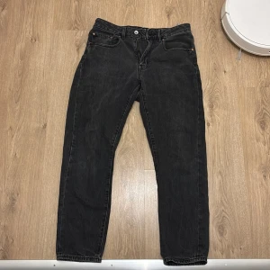 Svarta jeans från Vaillent, straight fit - Svarta jeans från Vaillent i klassisk straight fit. Jeansen har fem fickor, kopparfärgade nitar och en snygg tvättad finish. Tillverkade i robust denim med normal passform och midja. Perfekta för dig som gillar en enkel och stilren look.