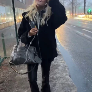 Balenciaga dupe - Säljer nu min favo väska då jag har behövt skaffa en större å den knappt kommer till användning längre❤️ jätte fin, perfekt till höst outfits. Rymmer mycket utrymme fast den ser liten ut