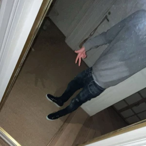Dondup Jeans - Säljer ett par blå Dondup jeans med feta slitningar och lite färgstänk. Slimfit.