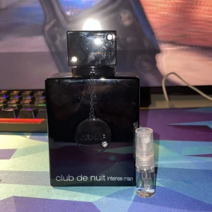 Club de Nuit Intense Man parfym sample - Stilren och populär herrparfym från Armaf. Perfekt för dig som vill sticka ut och lämna ett intryck. Levereras med en praktisk liten sprayflaska för att ta med doften överallt.