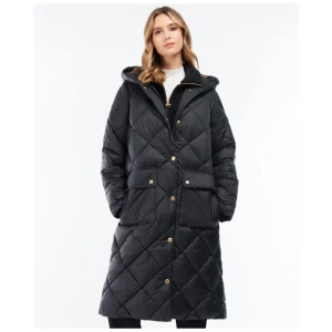 Svart lång quiltad pufferjacka - Säljer en svart lång pufferjacka med quiltat mönster och huva från Barbour. Perfekt för kalla dagar och riktigt snygg med gulddetaljer.  Storlek 38 men passar både mindre o större. Använd en vinter🩵❤️🩵❤️