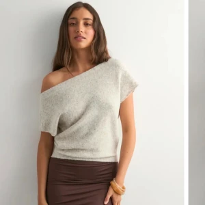 Beige stickad topp från Nelly - ”Wide neck knit top” från Nelly! Superfin stickad topp, helt slutsåld och superpopulär💕 Ny med prislapp kvar! Skicka gärna prisförslag🥰 (har även en i storlek XXS som jag säljer) 