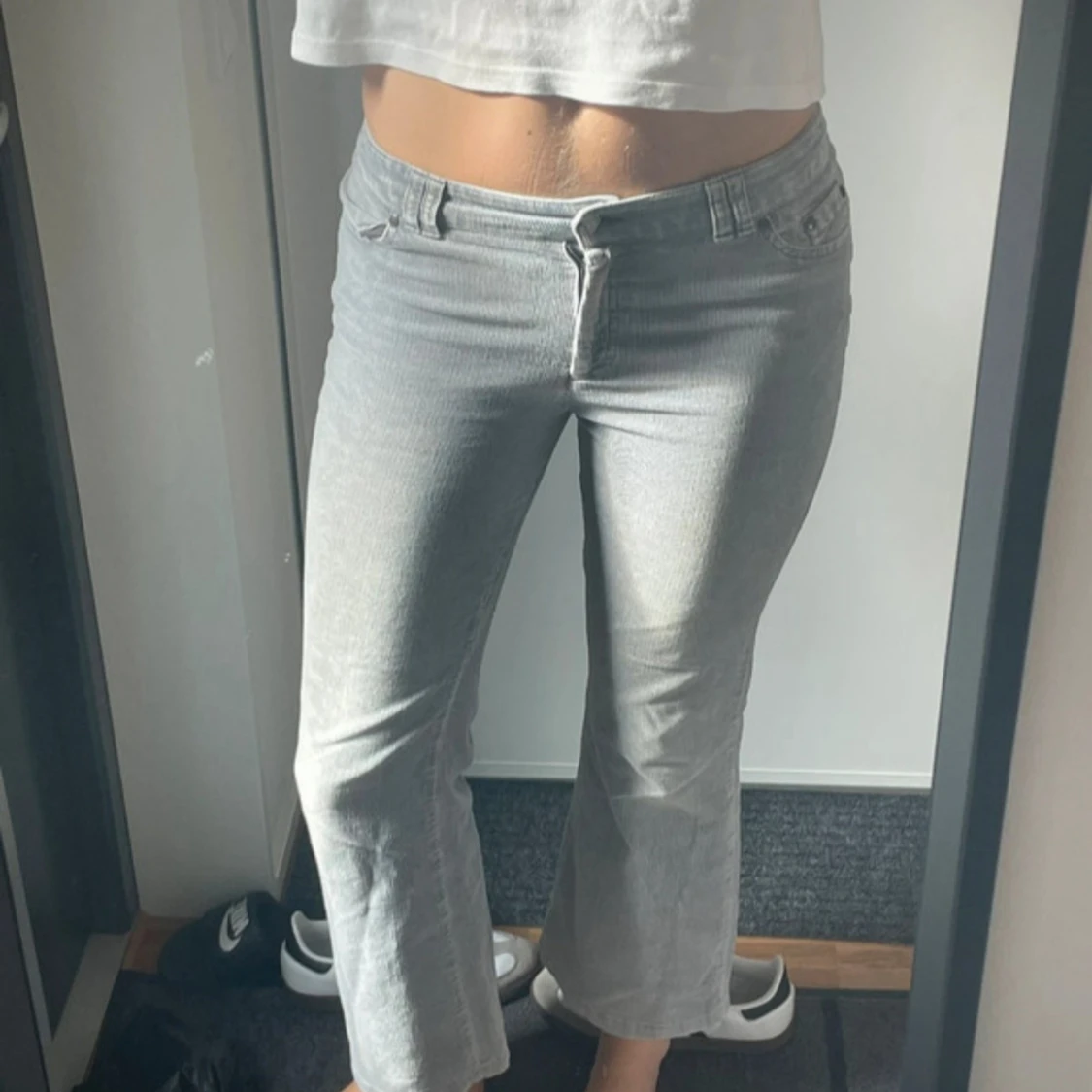 Grå lågmidjade byxor