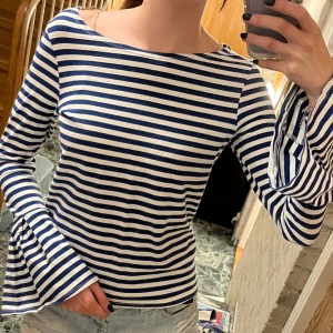 Randig långärmad tröja - Blå vit randig Från Lindex 95% 5% elastan