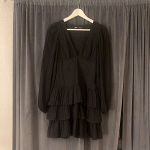 Zara klänning - Säljer denna så fina zara klänning då den ej passar mig längre, det är verkligen min drömklänning och är så ledsen att behöva sälja❣️😔