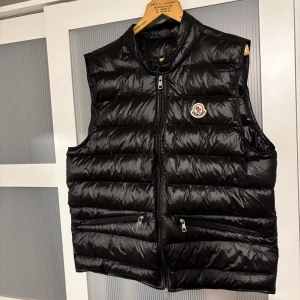 Moncler gui väst - Moncler gui väst säljes då den var för liten för mig. Säljes i mycket bra skick