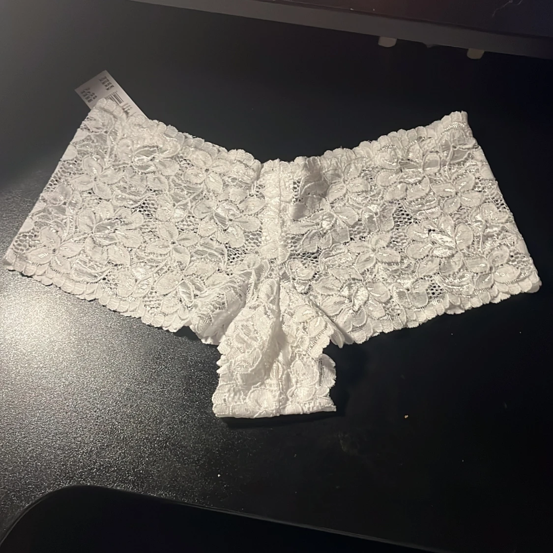 Vita spets-hipsters i blommig design - 1