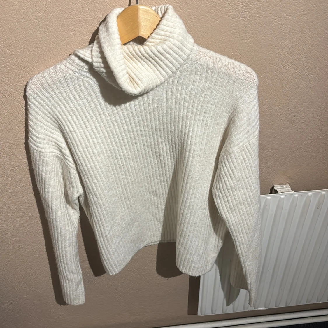 Vit ribbad polotröja i ullmix - 1