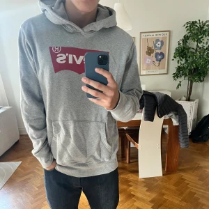  Fin hoodie från Levis  -  Detta är en väldigt bra och mysig hoodie som är väldigt bra till hösten den är i toppskick och är Använd ett par gånger