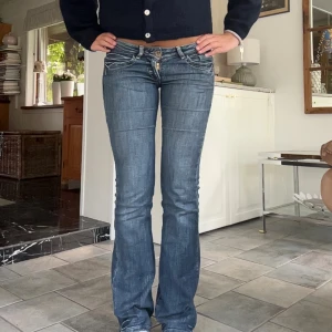 Lågmidjade utsvängda jeans  - Såså fina jeans som är vintage!! Väldigt låg midja men jättesnyggt. Innerben: 84 cm, midja rakt över: 40 cm Kom privat för fler mått eller frågor🥰