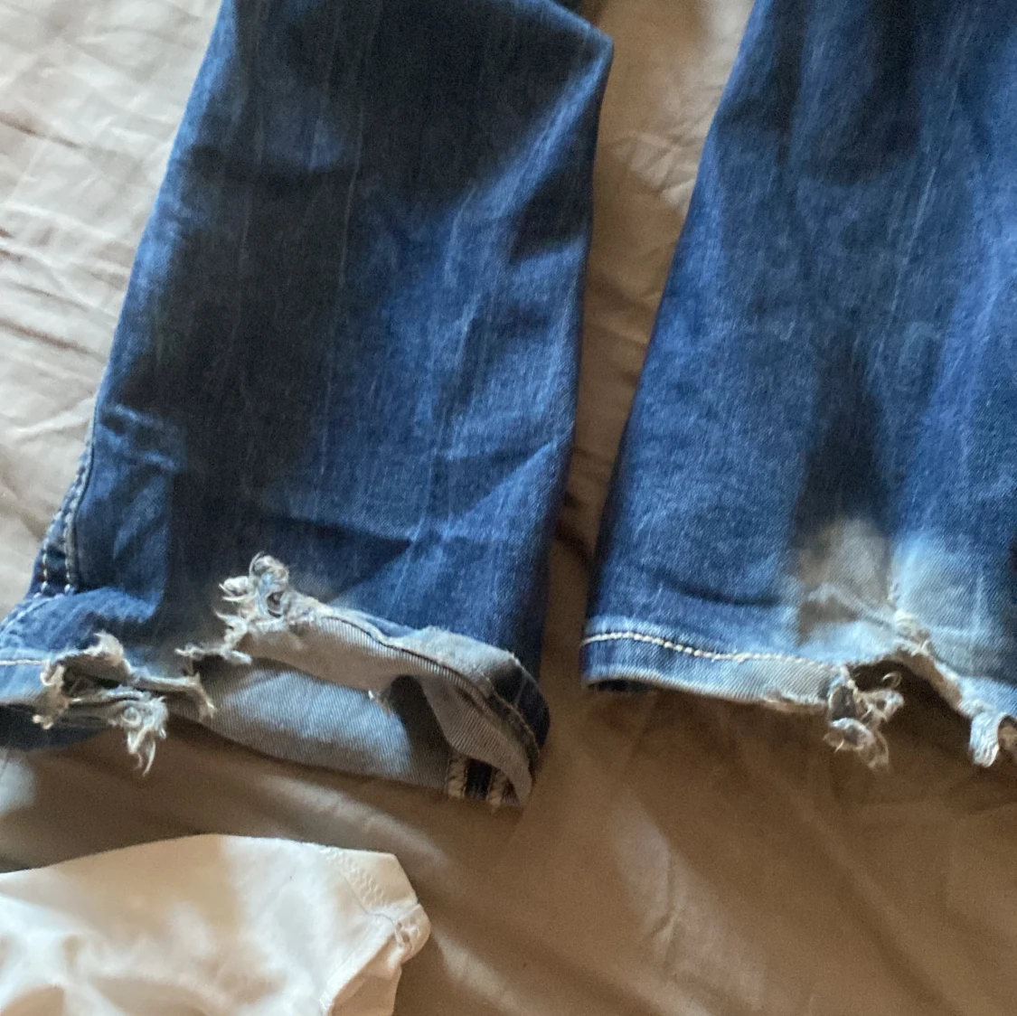 Blå jeans med broderade bakfickor - 2