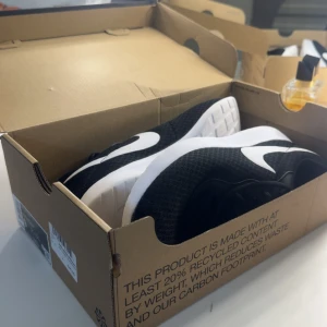 Svarta Nike sneakers med vit sula - Nike sneakers, de är nästan inte använd💗