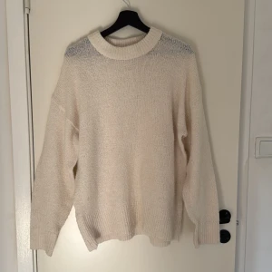 Stickad tröja, cream white  - Mysig stickad tröja från Lager 157 i en cream white färg, med rund halsringning och breda ribbade muddar vid ärmslut och nederkant. Tröjan har en loose passform och är perfekt för lager-på-lager under kyliga dagar. Enkel och stilren design som funkar till allt. ❤️‍🔥