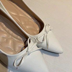 Vita ballerinaskor - Spetsiga vita ballerina, aldrig använda